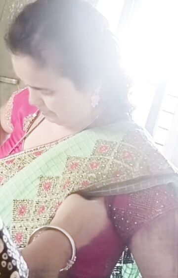 Desi village bhabbi saree navel expose