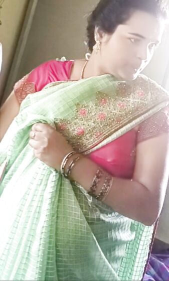 Desi village bhabbi saree navel expose