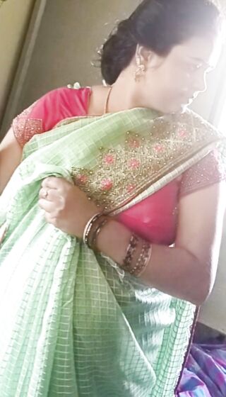 Desi village bhabbi saree navel expose