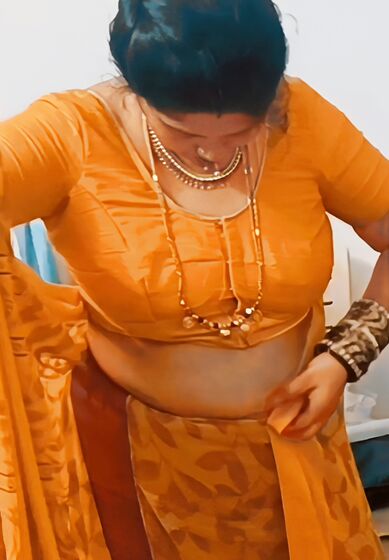 Saree cleavage bhabhi