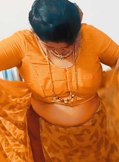 Saree cleavage bhabhi