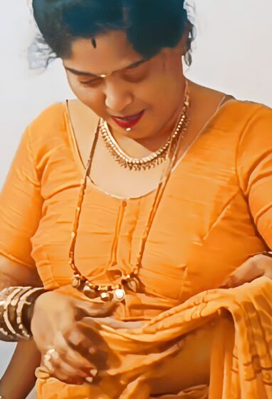Saree cleavage bhabhi