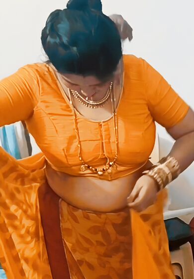 Saree cleavage bhabhi