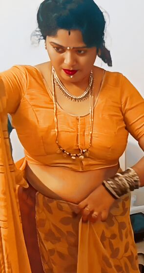 Saree cleavage bhabhi
