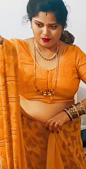 Saree cleavage bhabhi