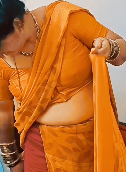 Saree cleavage bhabhi