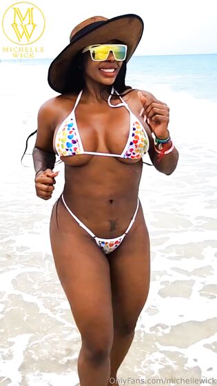 Michelle Wick en la playa