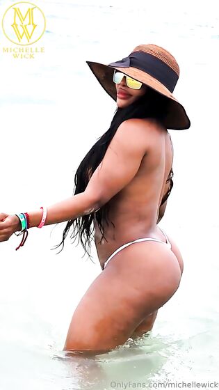 Michelle Wick en la playa