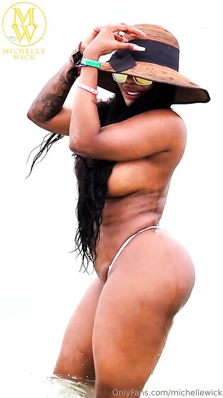 Michelle Wick en la playa