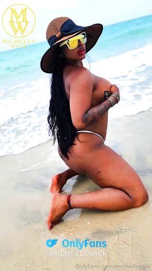 Michelle Wick en la playa