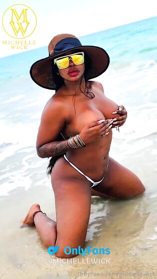 Michelle Wick en la playa