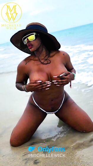 Michelle Wick en la playa