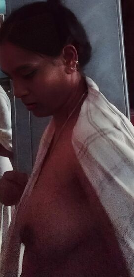 Side boobs aunty
