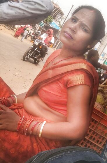 Desi public aunty real navel