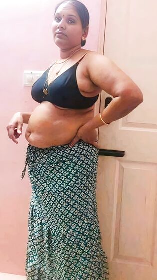 Desi public aunty real navel