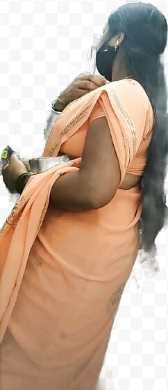 Aunty side boob