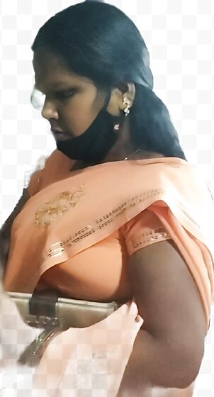 Aunty side boob