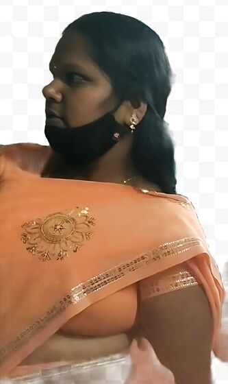Aunty side boob
