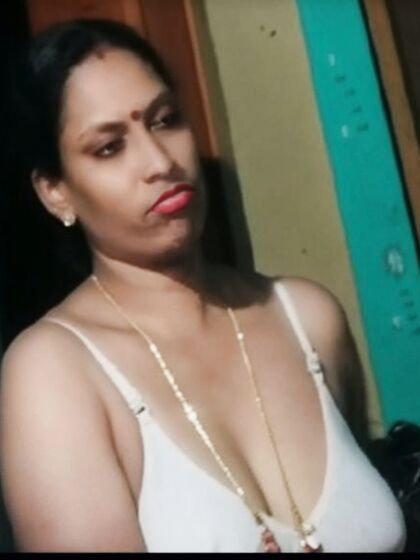 Aunty bra cleavage