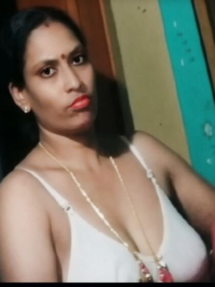 Aunty bra cleavage
