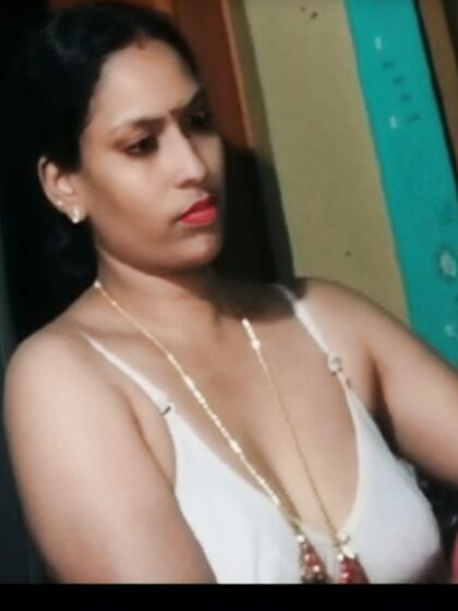 Aunty bra cleavage
