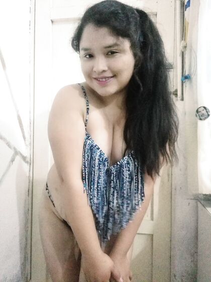 Putita con hermosas piernas en fotos desnuda