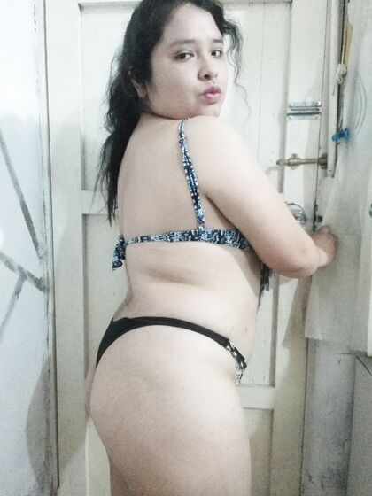 Putita con hermosas piernas en fotos desnuda