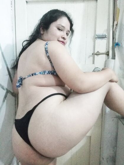 Putita con hermosas piernas en fotos desnuda