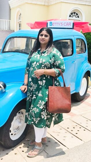 Hot Kerala teacher Sunitha Ganesh