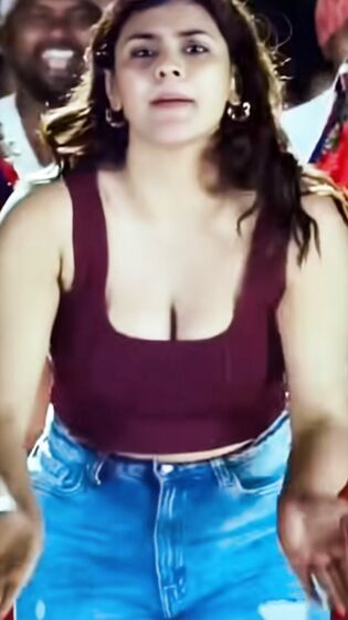 Sexy lanja cleavage