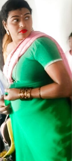 Aunty saree boobs