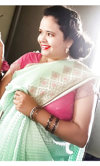 Neelima aunty saree boobs