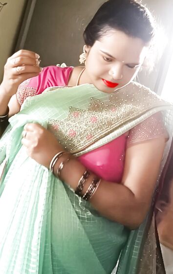 Saree side boob