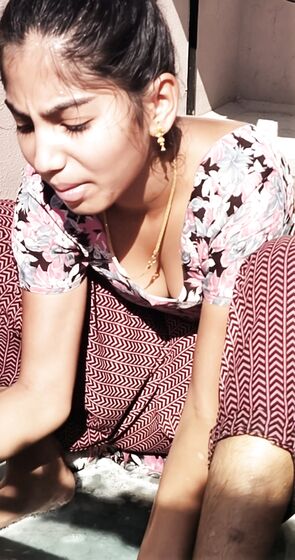 Bhabhi hot cleavage