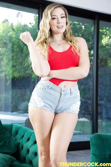Wavy-haired Blondie River Lynn Masturbates In The Living Room photos (Will Pounder)