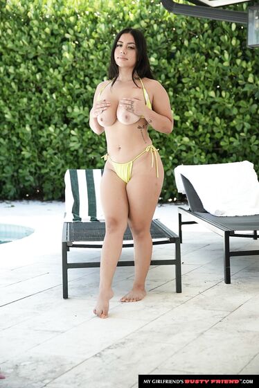 Curvy Bikini Slut Melztube Poses Naked Outdoors photos (Diego Perez)