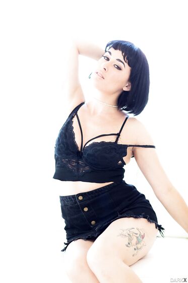 Short-haired Nympho Olive Glass Can't Wait To Serve BBC photos (Isiah Maxwell)