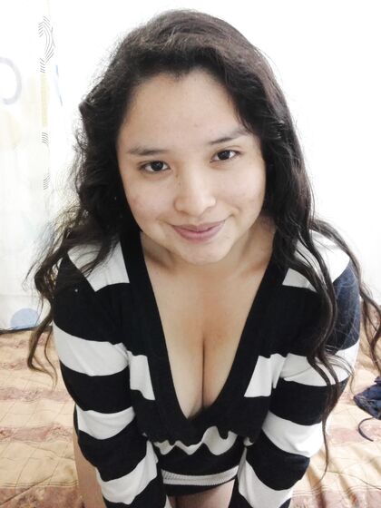 Latina con tetas pequeñas