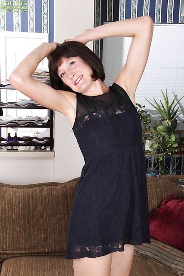Brunette Milf Meredith Johnson Has A Wonderful Shaved Cunt To Pack With Big Dildo