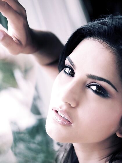 Naked Glamour Indian Brunette Sunny Leone Shows Her Perfect Big Tits And Bald Ethnic Pussy