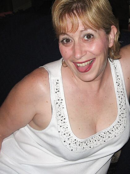 Mature Cumslut Looking For Doms