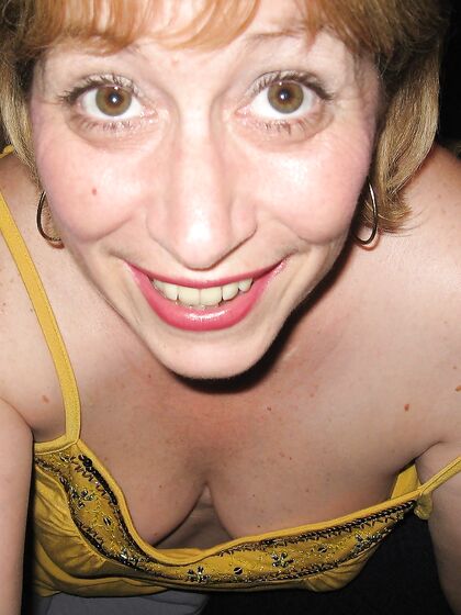 Mature Cumslut Looking For Doms