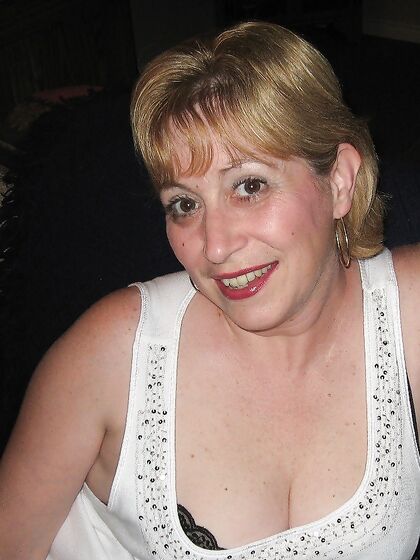 Mature Cumslut Looking For Doms