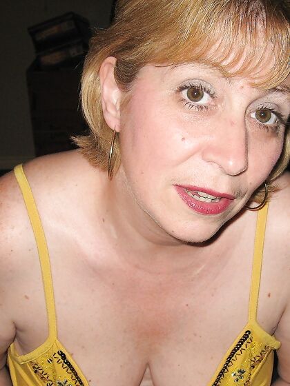 Mature Cumslut Looking For Doms