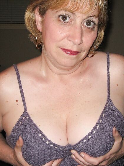 Mature Cumslut Looking For Doms
