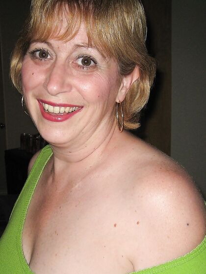Mature Cumslut Looking For Doms
