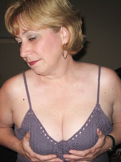 Mature Cumslut Looking For Doms