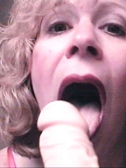 Mature Cumslut having Fun