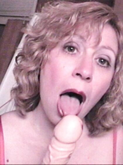 Mature Cumslut having Fun
