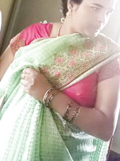 Desi village bhabbi saree navel expose
